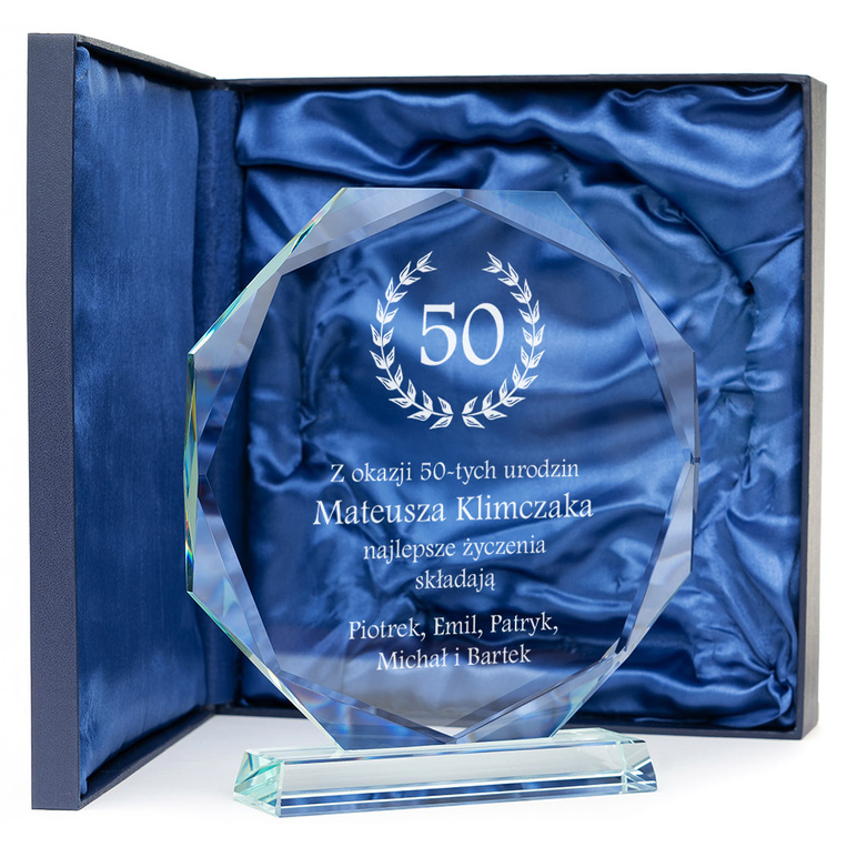 Szklana statuetka z grawerem na 50. urodziny – prezent personalizowany