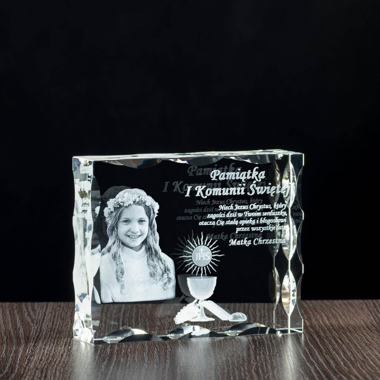 Statuetka kryształowa 3D – Pamiątka I Komunii Świętej z wizerunkiem dziecka i dedykacją