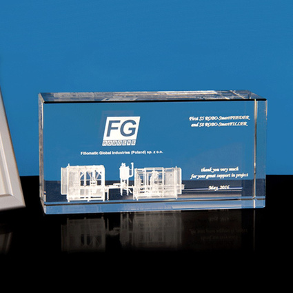 Upominek firmowy - instalacja 3D. Grawer w szklanej statuetce