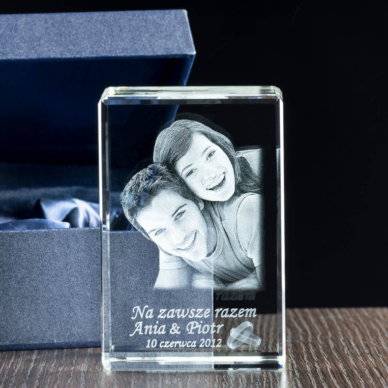 Pomysł na ślubne podziękowania dla rodziców - Zdjęcie wygrawerowane w szkle