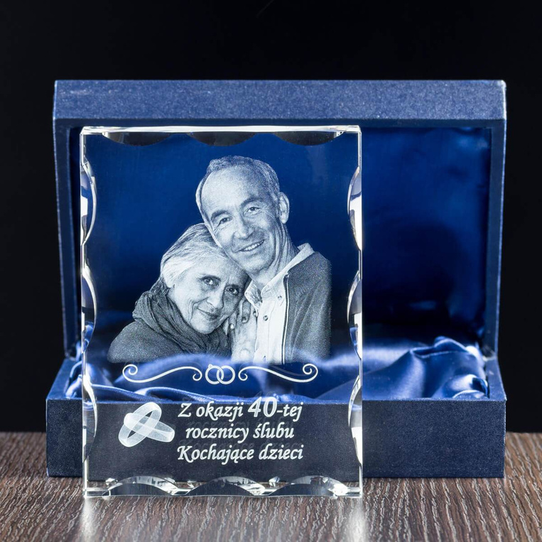 Statuetka kryształowa z grawerem zdjęcia 2D i dedykacją – prezent na rocznicę ślubu