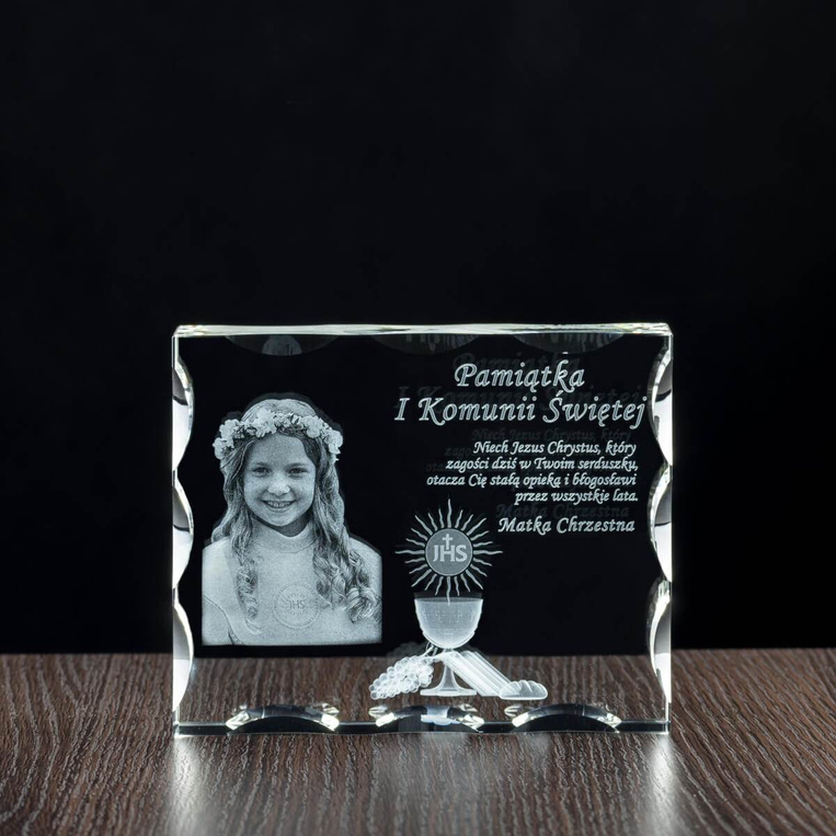 Statuetka kryształowa 3D – Pamiątka I Komunii Świętej z wizerunkiem dziecka i dedykacją