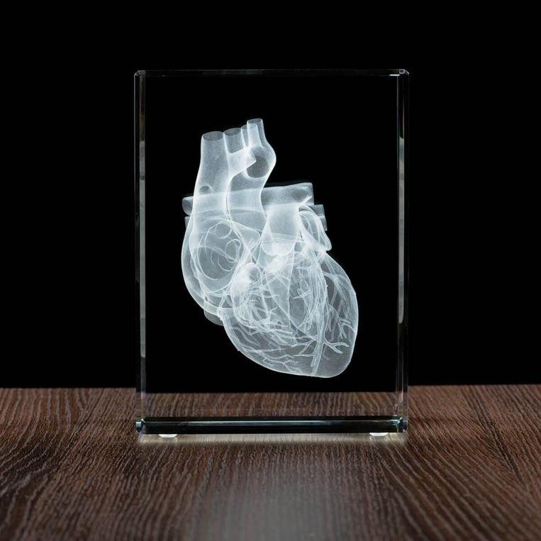 FOTOLAMPKA 3D z sercem – szklana statuetka z trójwymiarowym grawerunkiem