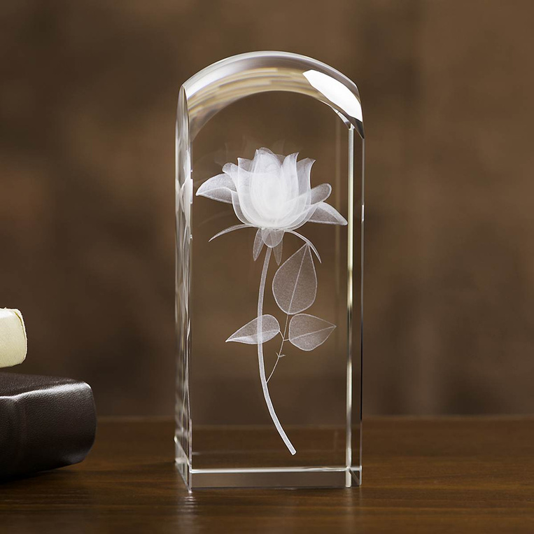 Róża 3D w dużej statuetce na prezent na Walentynki - kwiat który nie zwiędnie