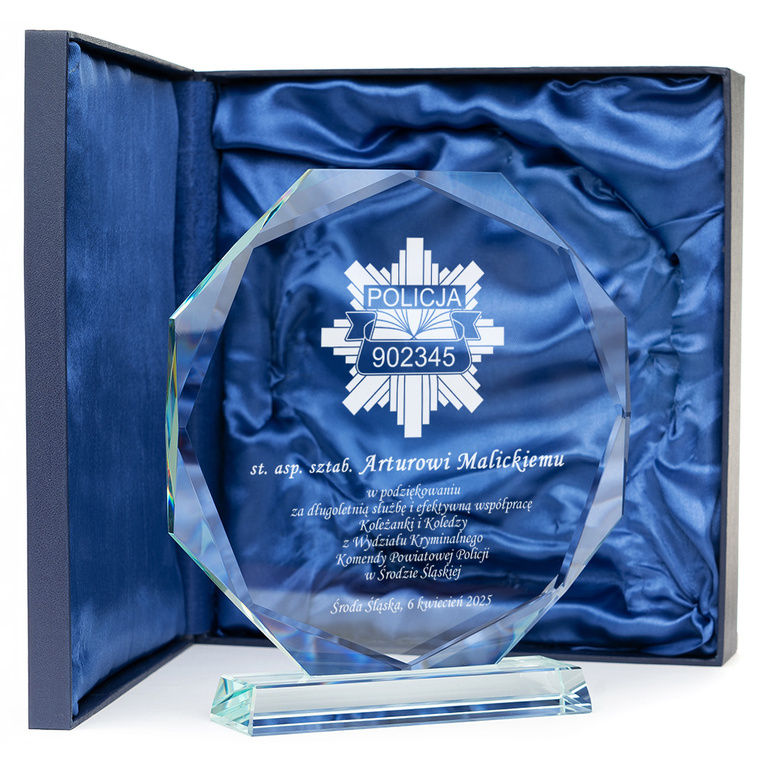 Grawerowana statuetka dla policjanta na emeryturę – prezent po służbie