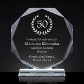 Szklana statuetka z grawerem na 50. urodziny – prezent personalizowany