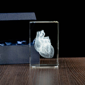 Model serca wygrawewany w statuetce, prezent dla lekarza, adepta medycyny