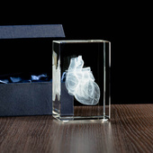 Model serca wygrawewany w statuetce, prezent dla lekarza, adepta medycyny