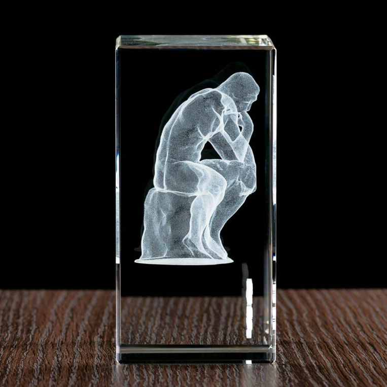 Trójwymiarowa rzeźba "Myśliciel" wygrawerowana w statuetce 120x80x60 mm
