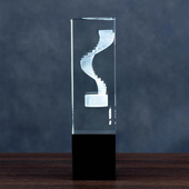 Trójwymiarowe schody wygrawerowane w wysokiej statuetce - ROZWÓJ FIRMY