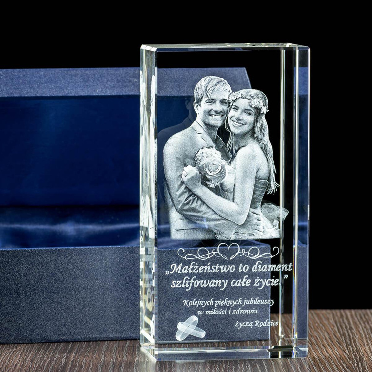 Duża statuetka kryształowa 3D 100×200×70 mm – zdjęcie pary z dedykacją