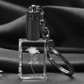 Róża 3D w breloku - drobny upominek na Walentynki. Brelok LED z grawerem