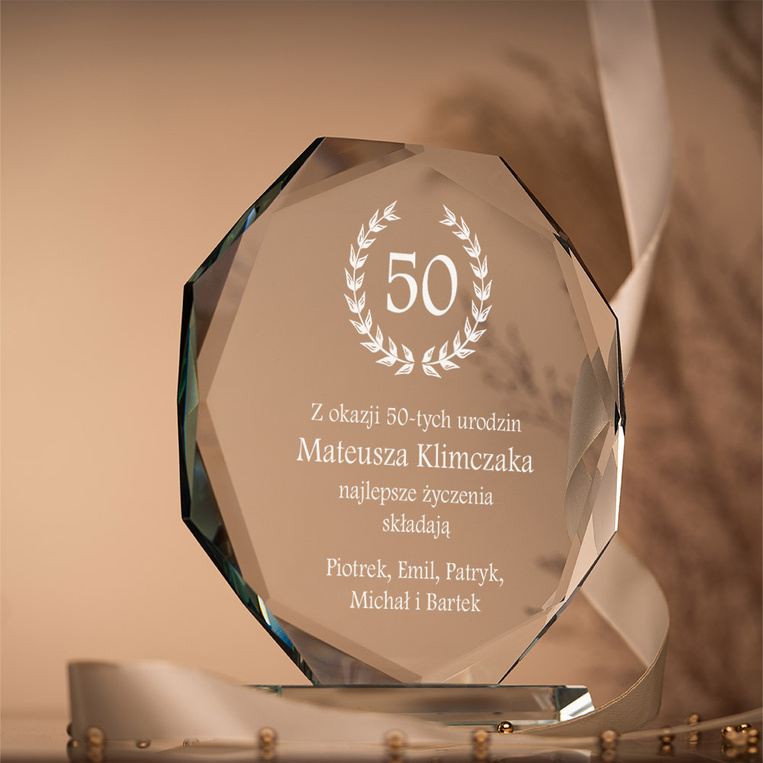 Szklana statuetka z grawerem na 50. urodziny – prezent personalizowany