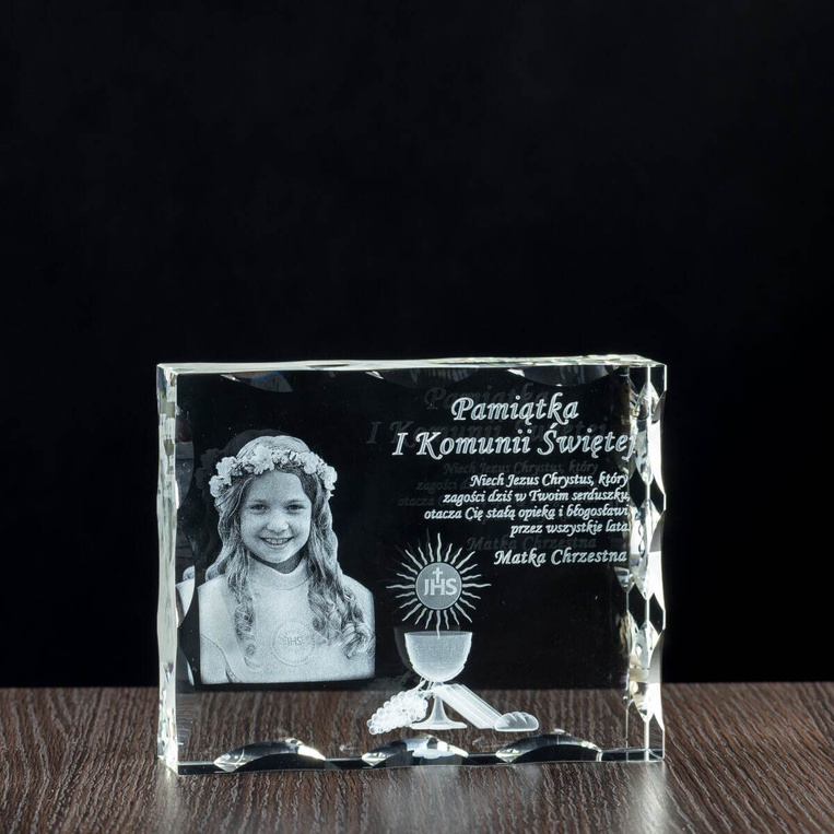 Statuetka kryształowa 3D – Pamiątka I Komunii Świętej z wizerunkiem dziecka i dedykacją