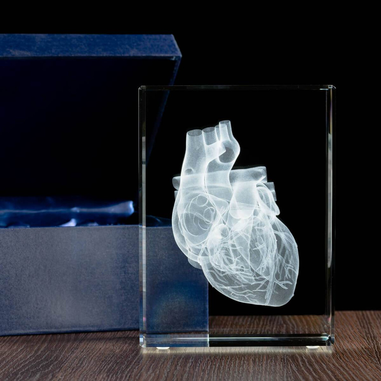 FOTOLAMPKA 3D z sercem – szklana statuetka z trójwymiarowym grawerunkiem