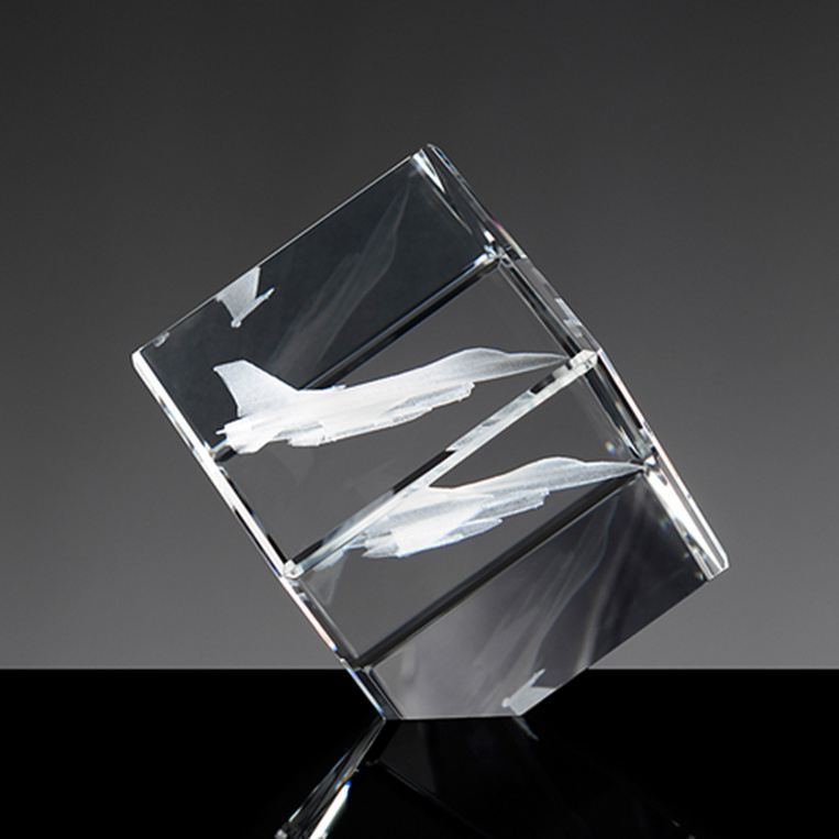 Samolot F16 wygrawerowany w kryształowej statuetce - GRAWER 3D