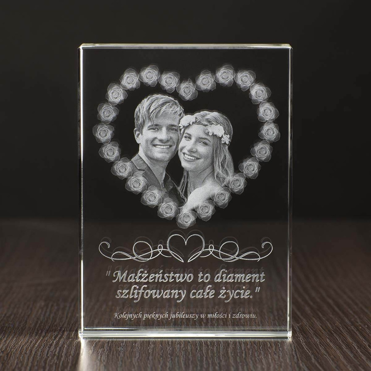 Prezent na rocznicę - zdjęcie w sercu złożonym z róż. Grawer w szkle