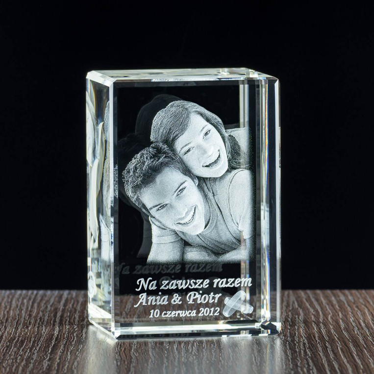 Pomysł na ślubne podziękowania dla rodziców - Zdjęcie wygrawerowane w szkle