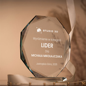 Szklana statuetka firmowa LIDER – personalizowane wyróżnienie z grawerem