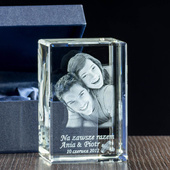 Pomysł na ślubne podziękowania dla rodziców - Zdjęcie wygrawerowane w szkle
