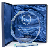 Szklana statuetka z grawerem na 50. urodziny – prezent personalizowany