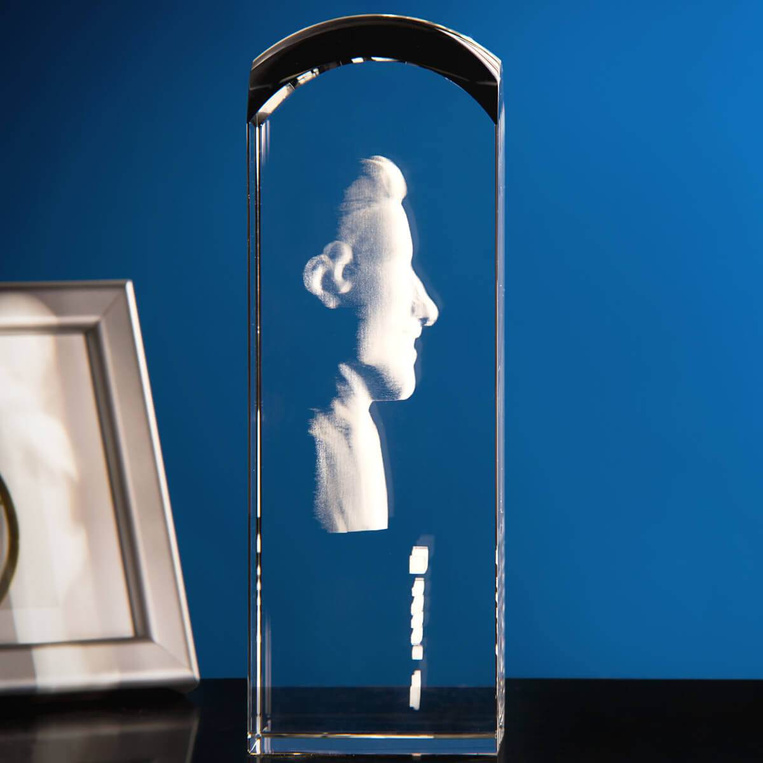 Karykatura 3D - grawer w statuetce szklanej. Własna dedykacja