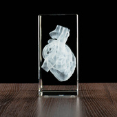 FOTOLAMPKA 3D z sercem – szklana statuetka z trójwymiarowym grawerunkiem