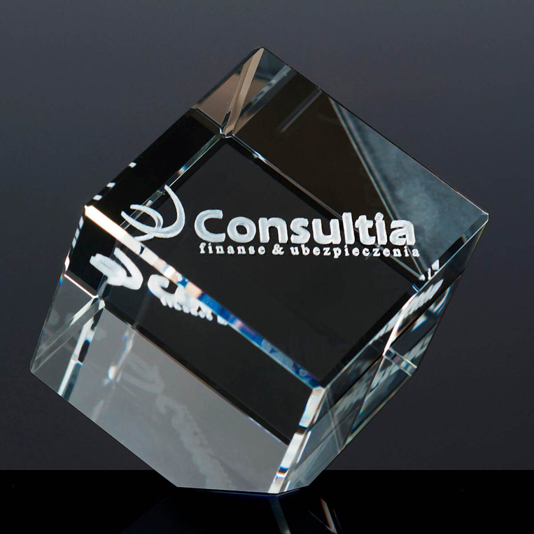 Firmowy prezent jubileuszowy - kryształowa statuetka wręczana na Gali