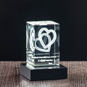 Grawer złączonych serc 3D w małej statuetce (80x50x50 mm) na podstawce LED