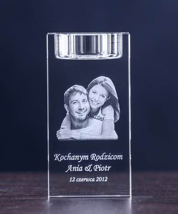 Personalizowany prezent dla rodziców - szklany świecznik ze zdjęciem młodej pary