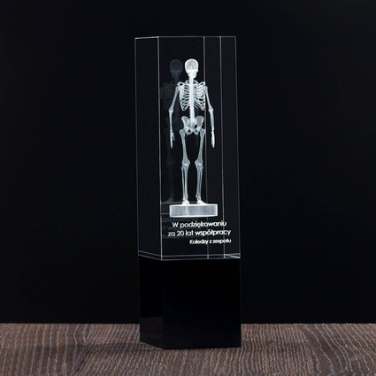 Statuetka szkielet 3D z dedykacją dla mężczyzny. Prezent na emeryturę awans