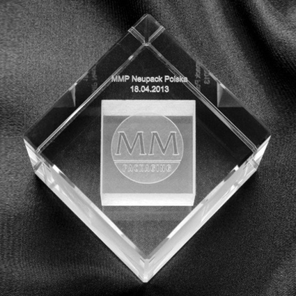 Logo firmy wygrawerowane w krysztale - przycisk do papieru