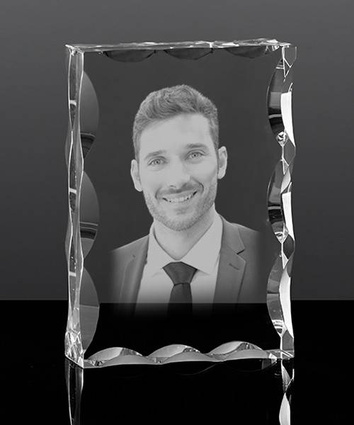 Popiersie 3D wygrawerowane w kryształowej statuetce. Etui w komplecie