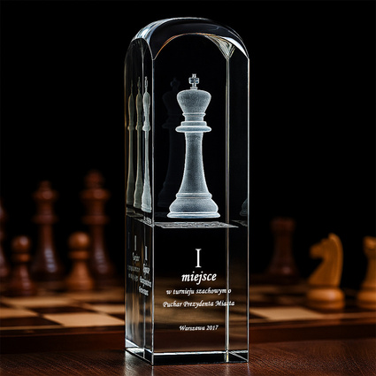 Nagroda za pierwsze miejsce, figura szachowa KRÓL wygrawerowana w krysztale