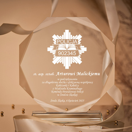 Grawerowana statuetka dla policjanta na emeryturę – prezent po służbie