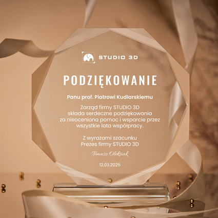 Szklana statuetka firmowa z grawerem – podziękowania za współpracę