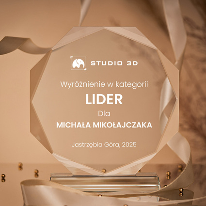 Szklana statuetka firmowa LIDER – personalizowane wyróżnienie z grawerem